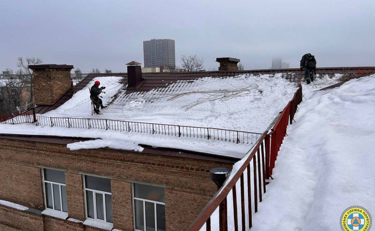 Робота на слизьких дахах потребує підготовки. Фото: КАРС