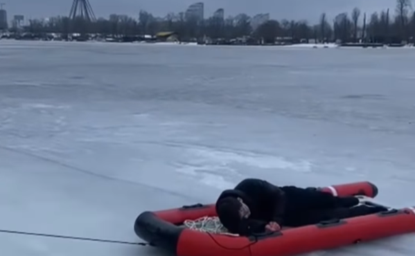 Неповнолітнього забрала «швидка». Фото: скріншот з відео