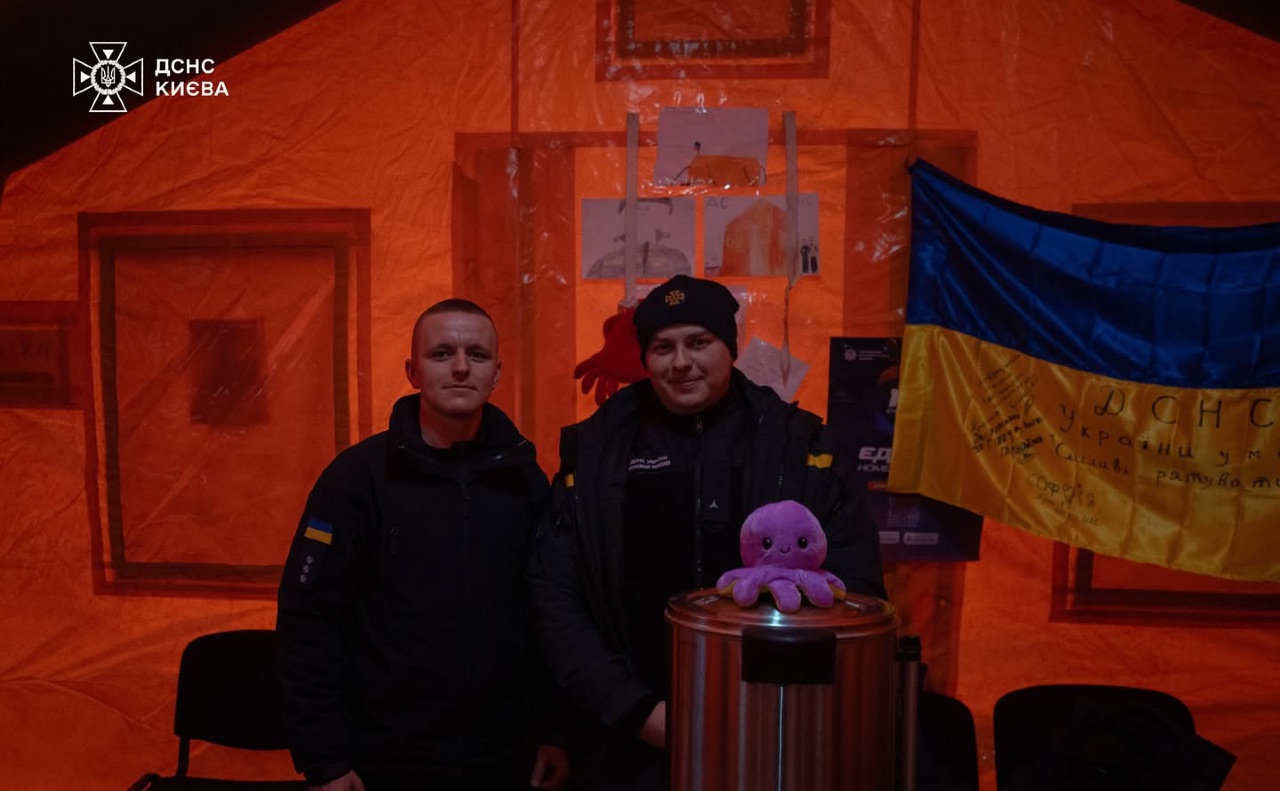 Пункти допомоги працюють щодня та залишаються доступними для всіх охочих незалежно від погодних умов. Фото: ДСНС