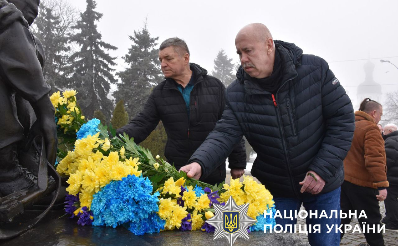 Правоохоронці поклали квіти до пам’ятного монумента. Фото: поліція Києва