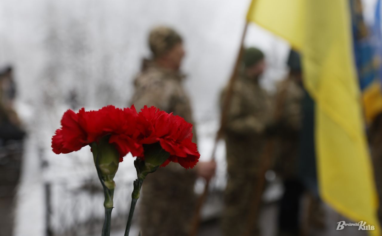 Вшанування загиблого українського воїна. Фото: Борис Корпусенко