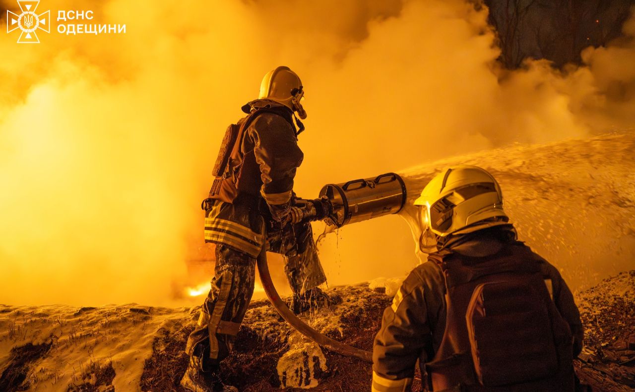 На місці працювали 100 рятувальників