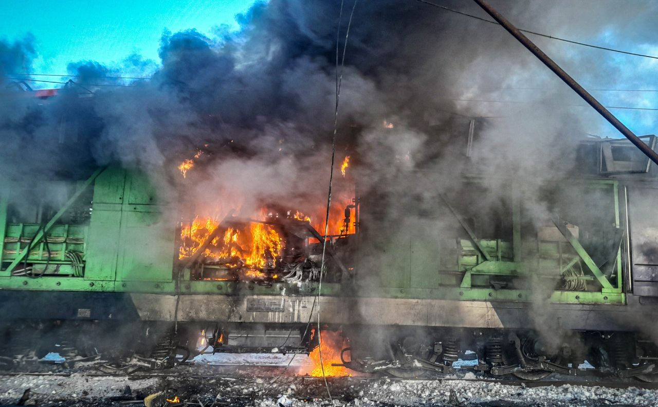 Наслідки удару по залізничній станції у Конотопському районі 9 лютого. Фото: ДСНС Сумщини