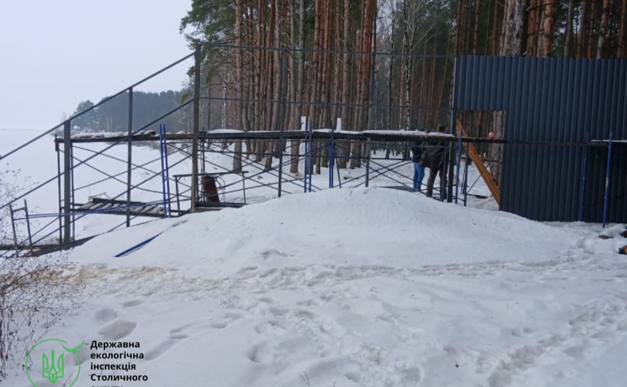 Споруди на березі Київського водосховища. Фото: Держекоінспекція Столичного округу