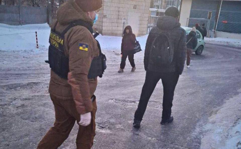 Дебошира видворили з лікарні. Фото: «Муніципальна охорона»