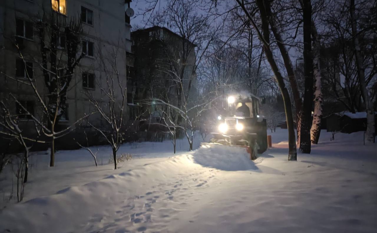 Розчищення вулично-дорожньої мережі від снігу. Фото: КК «Київавтодор»