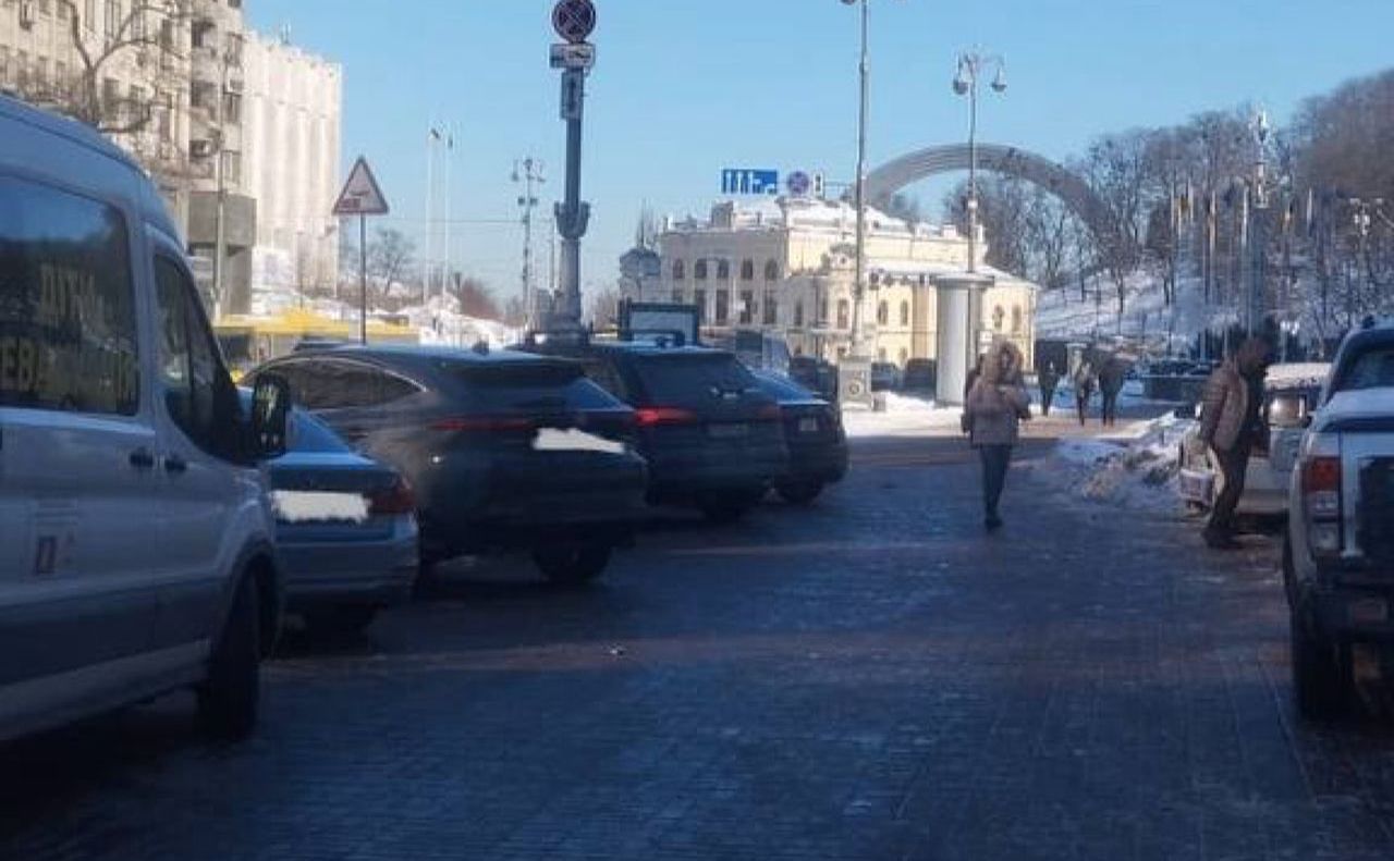 Машини заблокували тротуар. Фото: Департамент територіального контролю Києва