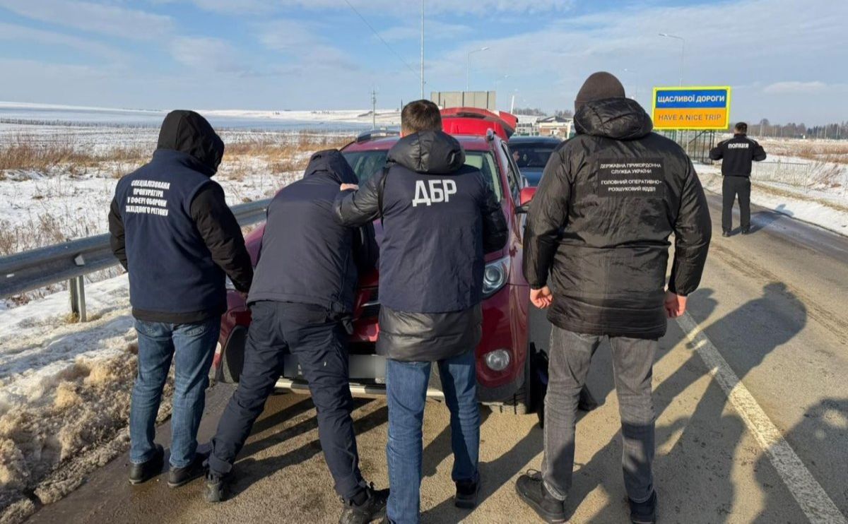 Затриманим повідомили про підозри. Фото: ДПСУ