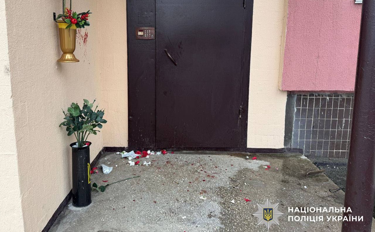 П’яний підліток осквернив меморіальну дошку. Фото: поліція
