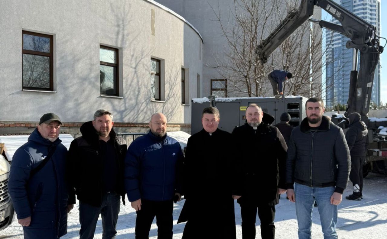 Передача генератора. Фото: фб-сторінка Валентина Мондриївського