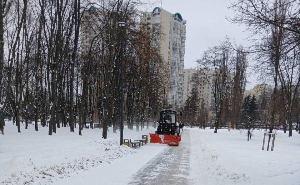 Місто розчищають від снігу. Фото: пресслужба КМДА.