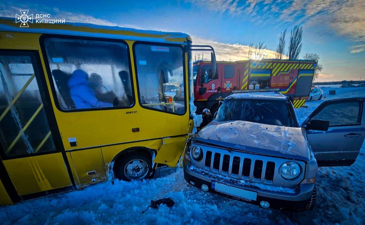 На Білоцерківщині сталася ДТП за участю шкільного автобуса. Фото: ДСНС Київщини