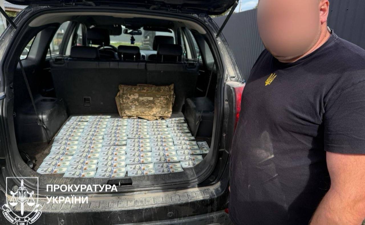 Слідчі дії з військовими, що продавали пальне. Фото: Прокуратура України