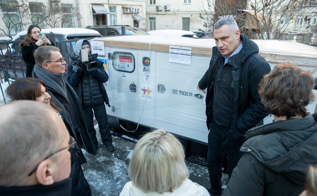 Загалом Париж передав Києву 8 генераторів потужністю по 112 кВт. Фото: пресслужба Віталія Кличка
