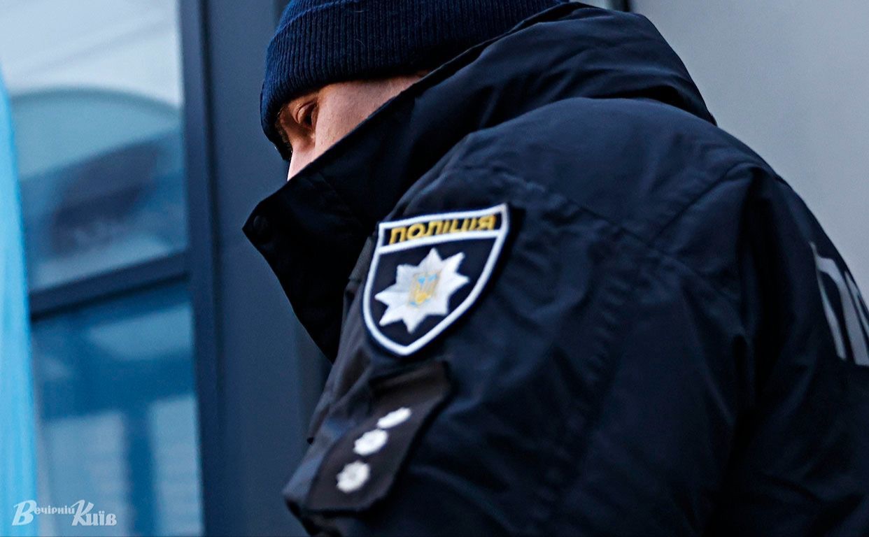 Завдяки професійним перемовинам поліцейські заспокоїли його та переконали відмовитися від фатального кроку. Фото ілюстративне: Борис Корпусенко