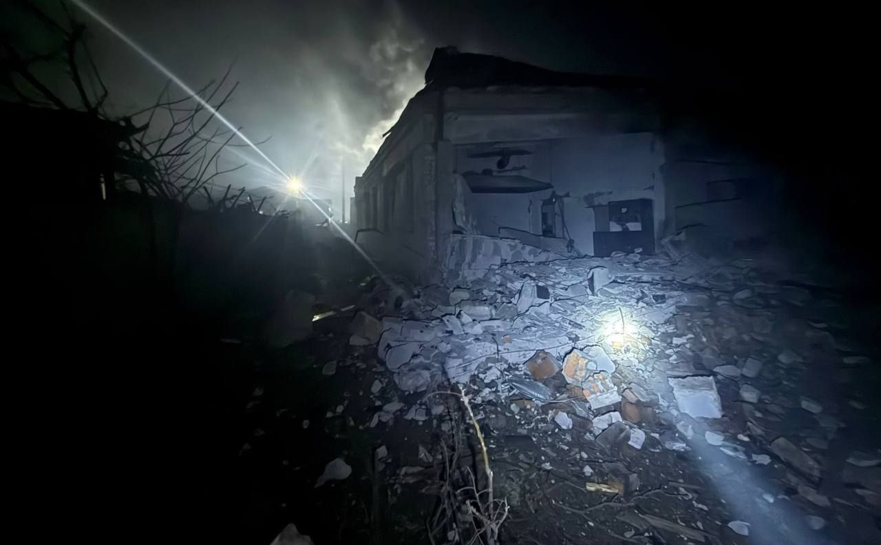 Зазнала пошкоджень територія накопичувача вантажного транспорту. Фото: Мінрозвитку