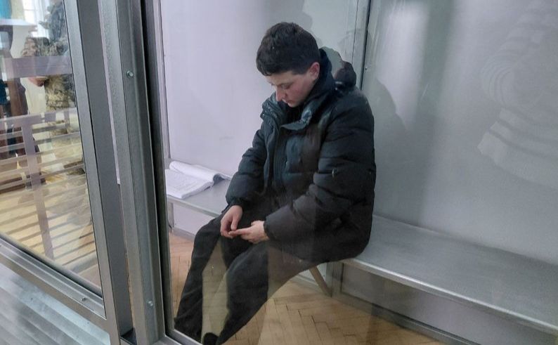 Підозрювана у заді суду. Фото: Суспільне Львів