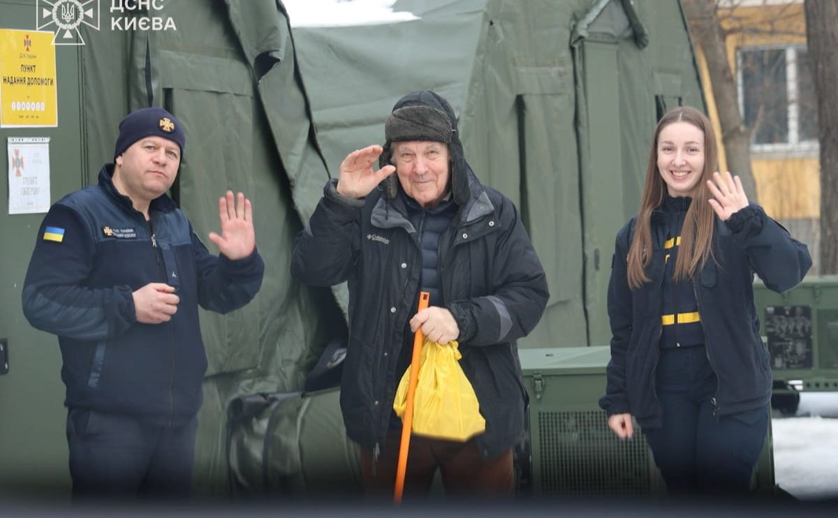 Постійні відвідувачі вже стали друзями рятувальників. Фото: Головне управління ДСНС у місті Києві