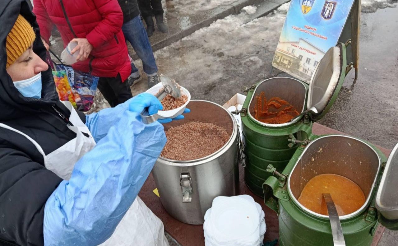Під час роздачі гарячих обідів соціальним патрулем у Києві. Фото: Департамент соціальної та ветеранської політики КМДА