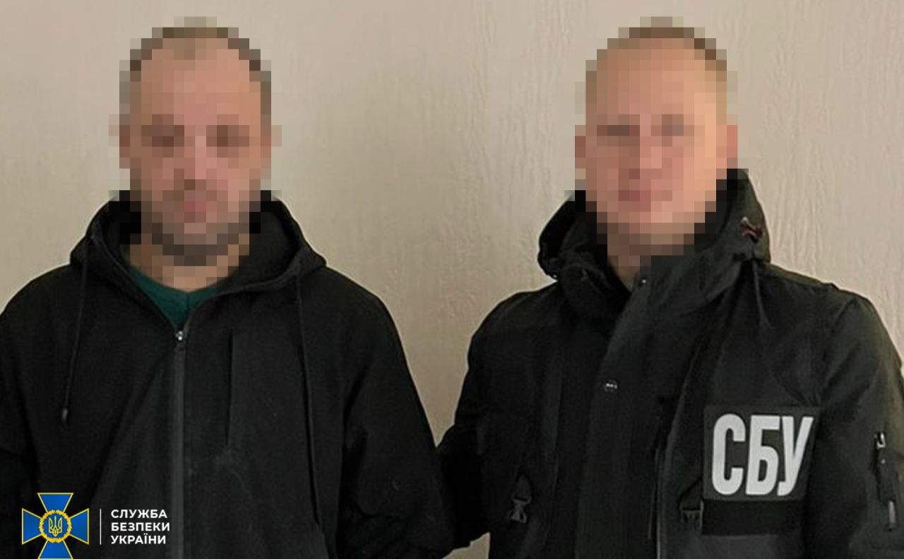 Чоловіку та його співмешканці обіцяли 30 доларів за кожен термінал