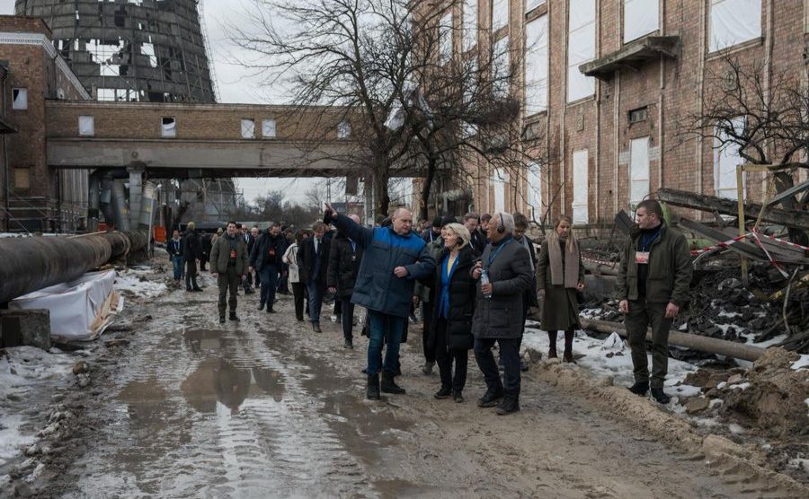 Фіксація цивільних жертв. Фото: Нацполіціяпоказали керівництву ЄС зруйновану Дарницьку ТЕЦ у Києві. Фото: МЗС