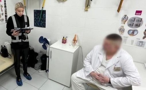У кабінеті травматолога, який вимагав гроші з військового з пораненням. Фото: Нацполіція