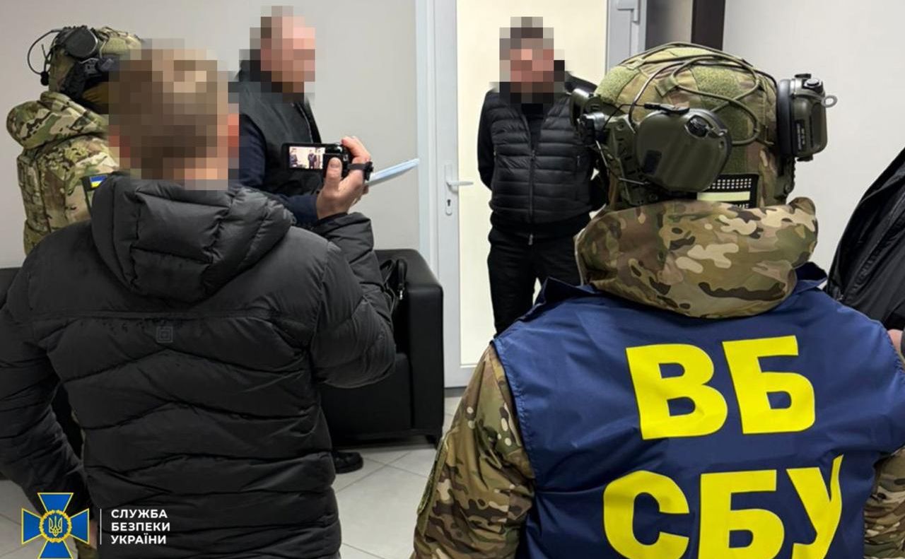 Співробітники внутрішньої безпеки СБУ затримали обох фігурантів «на гарячому». Фото: СБУ (ТГ)