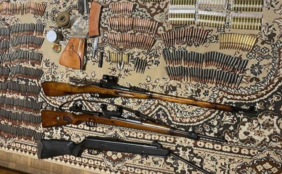 Знайдена під час обшуку зброя. Фото: прокуратура Києва