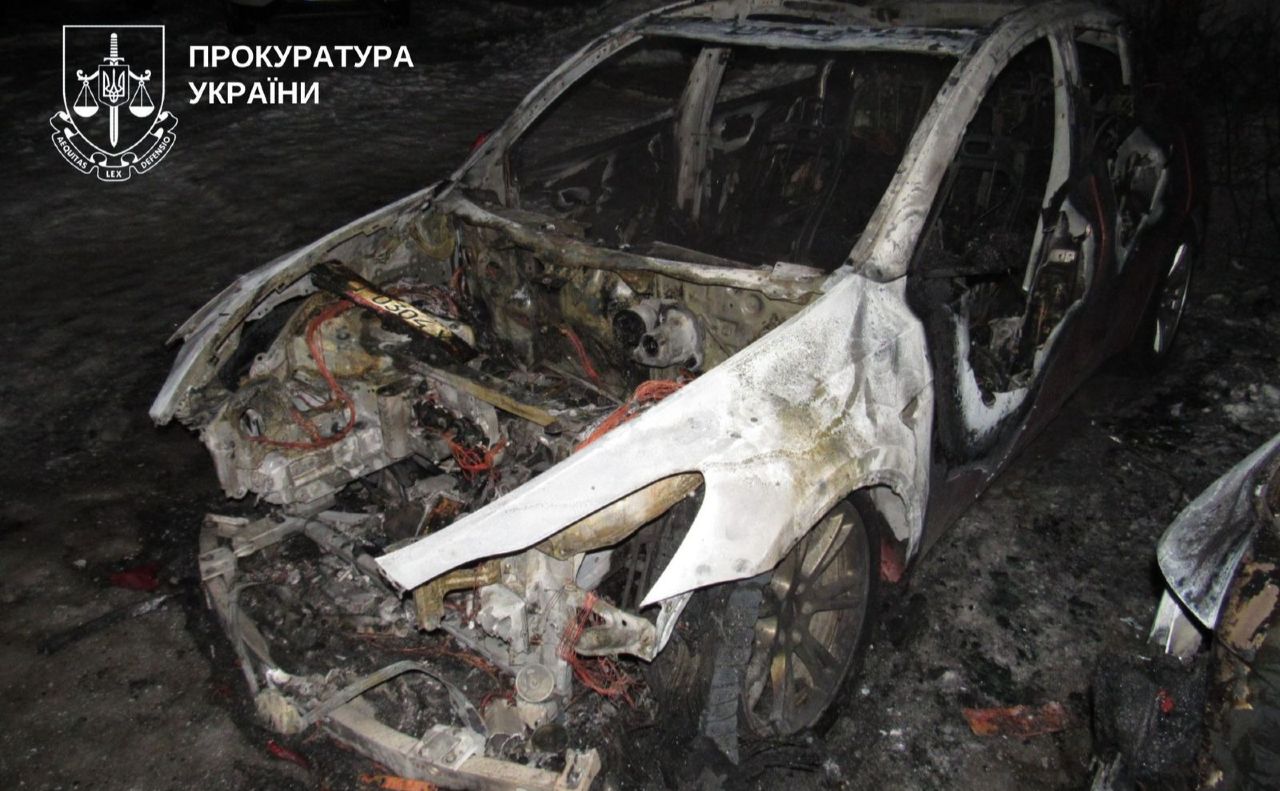 Одне зі спалених авто. Фото: Київська міська прокуратура