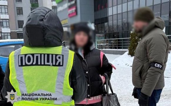 Жінку затримали під час передачі частини грошей. Фото: поліція Києва
