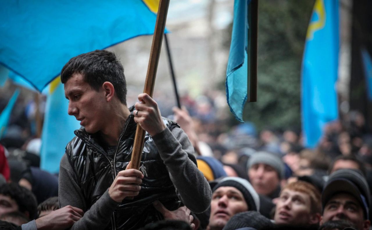 Мітинг на підтримку територіальної цілісності України перед будівлею ВР Криму. 26 лютого, 2014 р. Фото: Станіслав Юрченко/Радіо Свобода