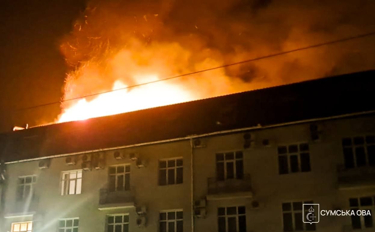 Пожежа у готелі після атаки рф. Фото: ДСНС Сум