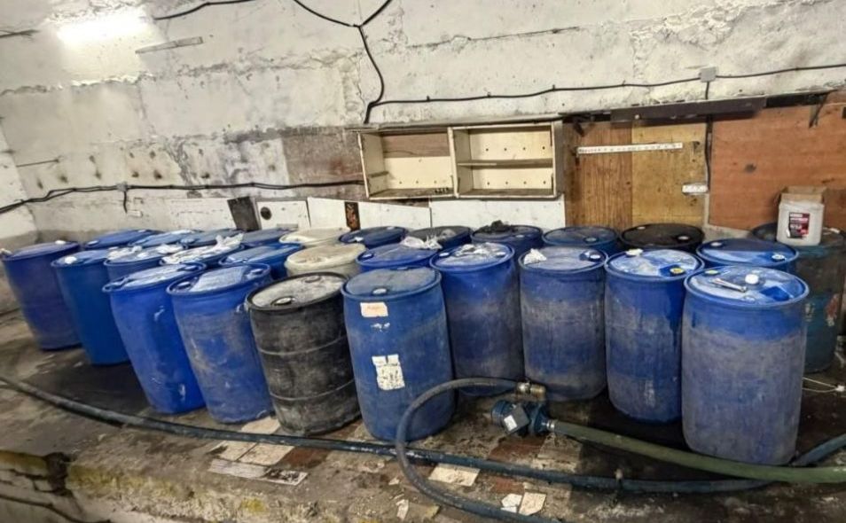 З цих діжок розливали «елітний» алкоголь. Фото: ОГП