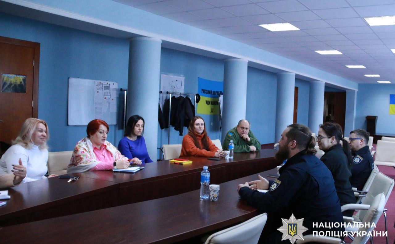 За круглим столом керівники державних установ та ветерани. Фото: поліція