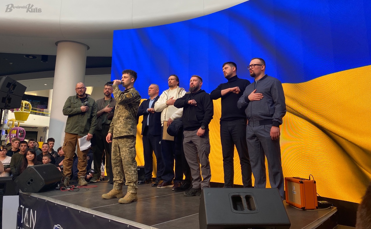 Фото зліва направо: Дмитро Лазуткін, В’ячеслав Запорожець, Сергій Тимофєєв, Олександр Усик, Руслан Приходько, Анатолій Комірний, Олександр Пижов. Фото: Владислав Мошківський
