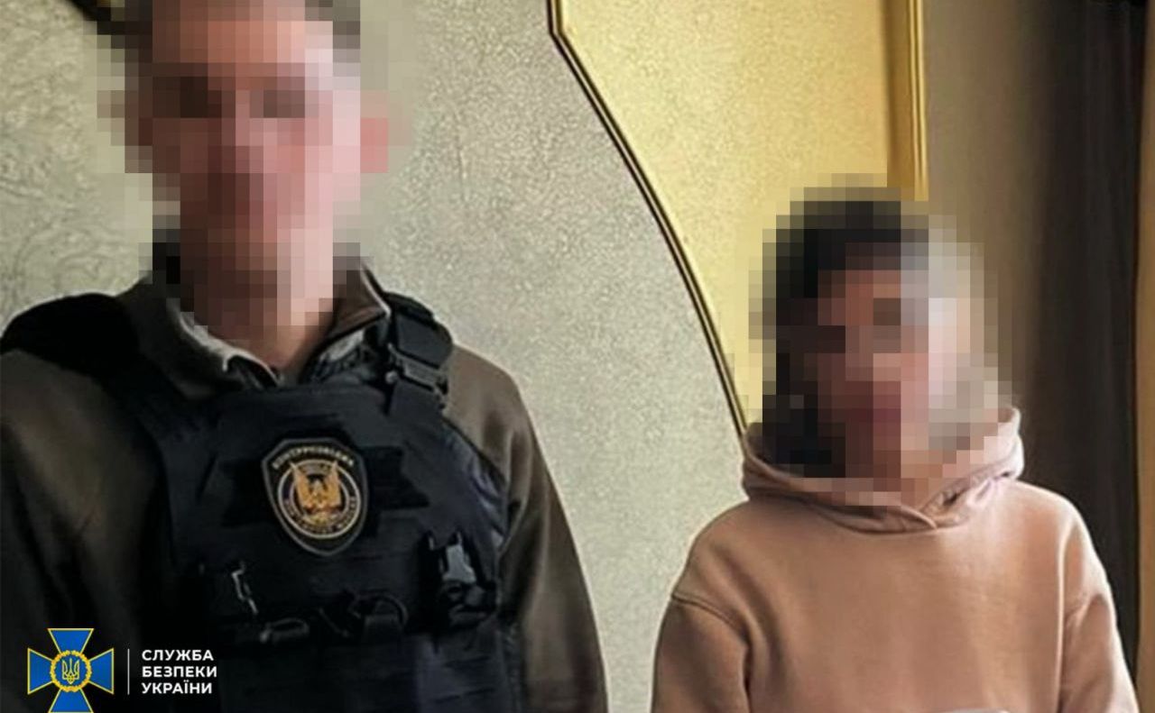 СБУ затримала жінку, що відстежувала для ворога дислокацію військових. Фото: СБУ