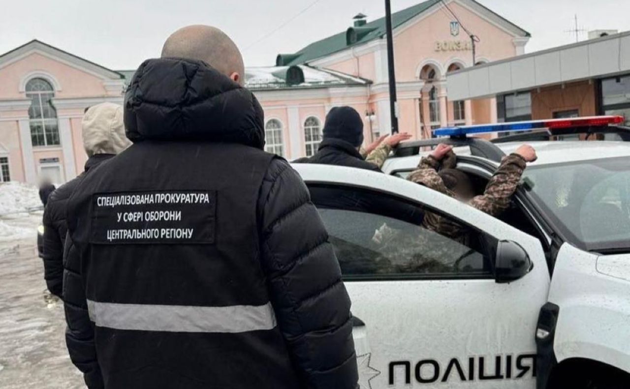 Хабарника затримали та повідомили про підозру. Фото: прокуратура України