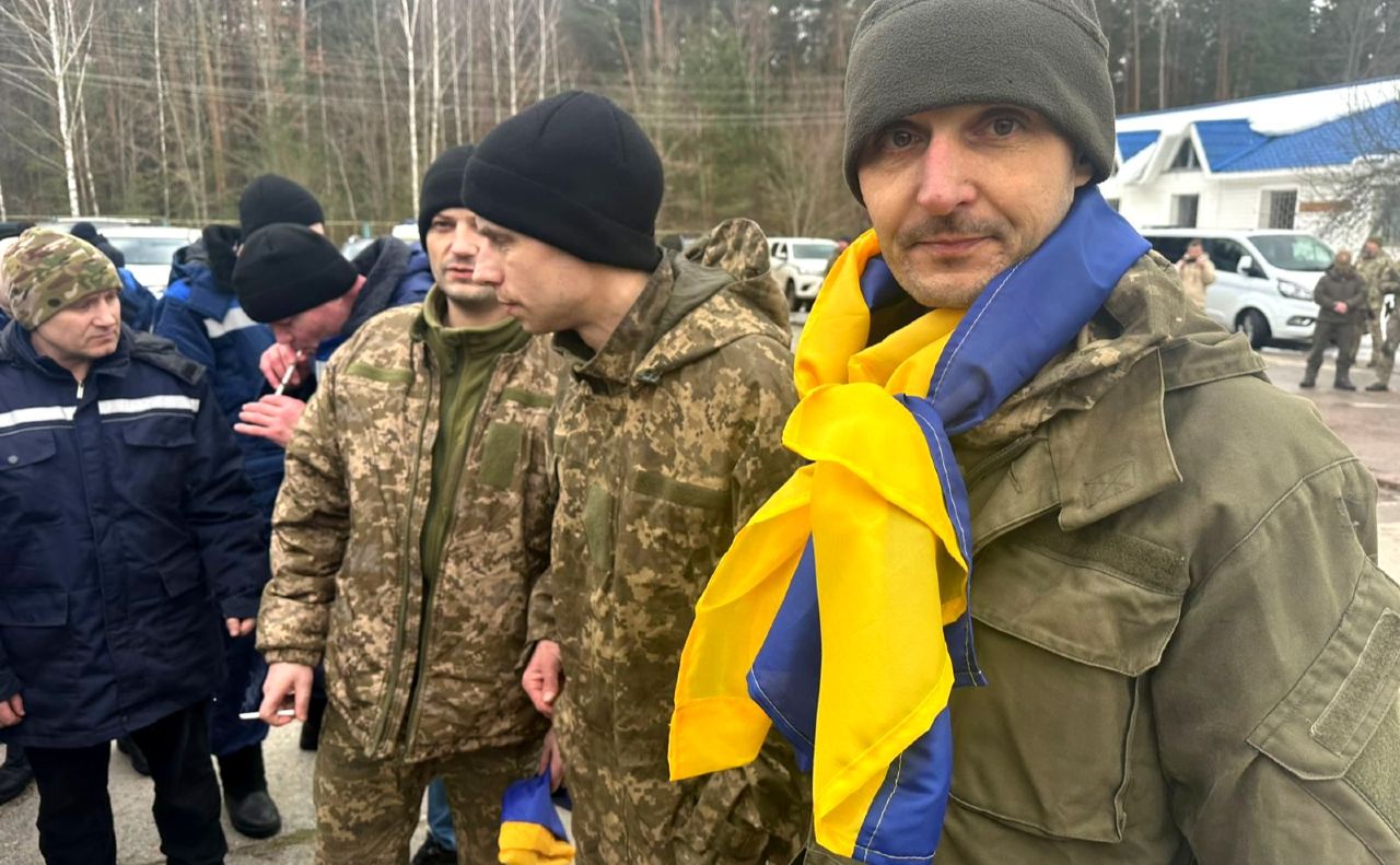 Перші кроки на рідній землі. Фото: Координаційний штаб з питань поводження з військовополоненими