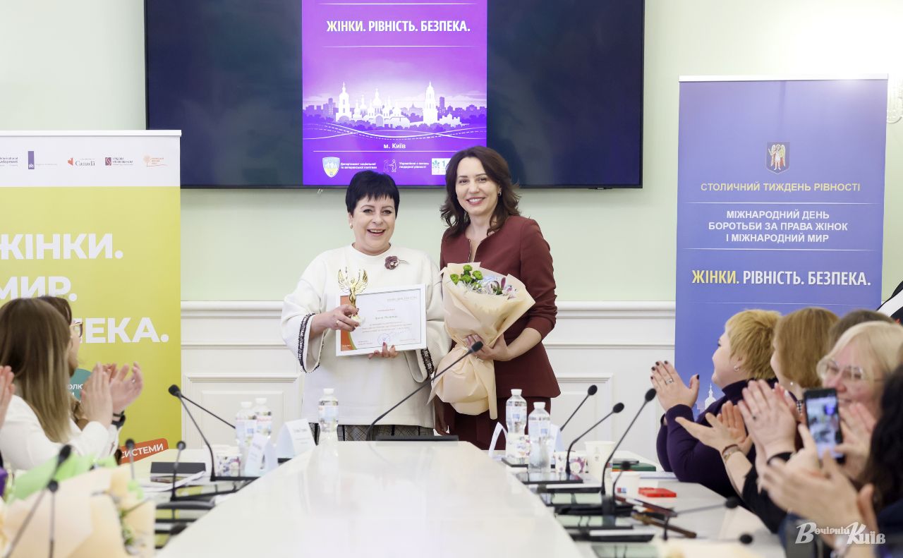 Марина Хонда вручила жінкам подяки Київського міського голови. Фото: Борис Корпусенко