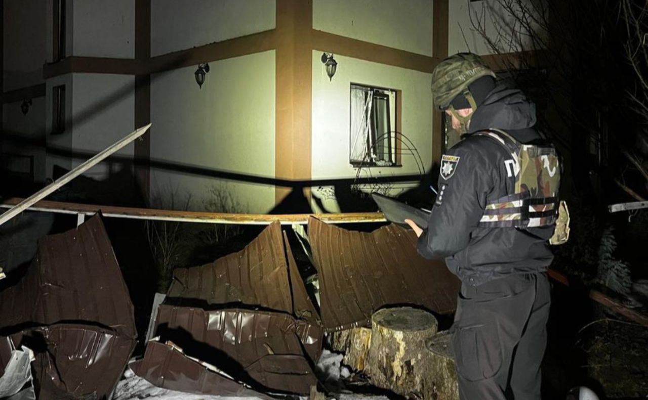 Наслідки ворожої атаки фіксують правоохоронці. Фото: поліція Київщини