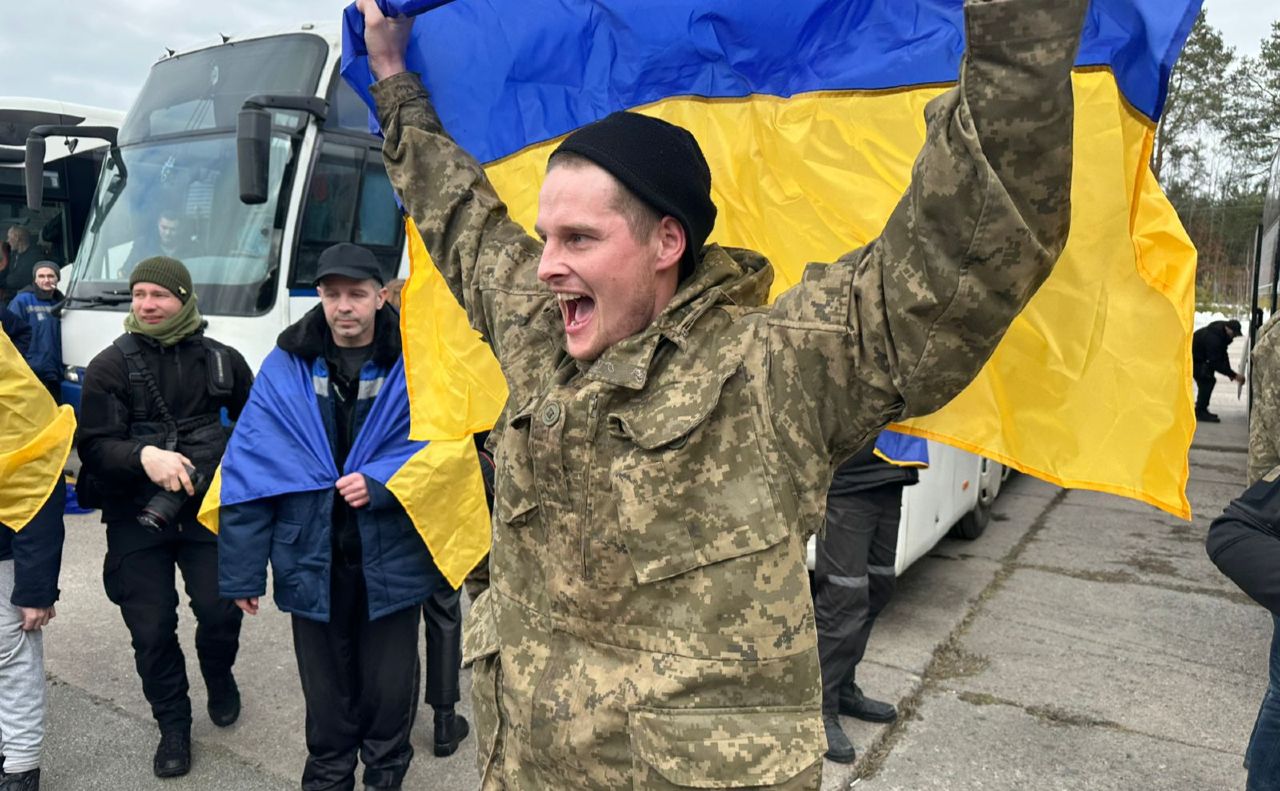 Ще 300 захисників нарешті вдома. Фото: Коордштаб з питань поводження з військовополоненими