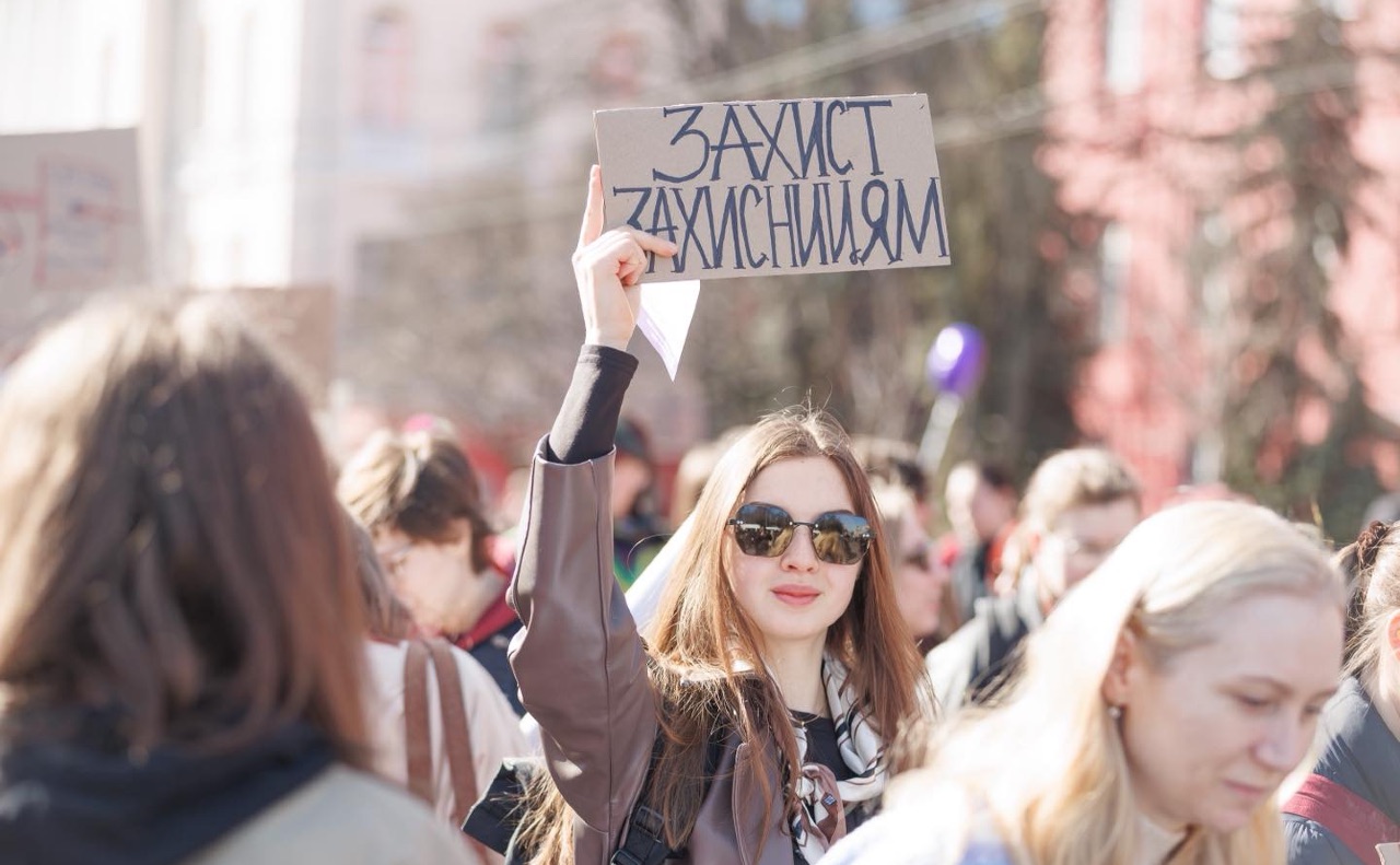 Жінки зібралися, щоб публічно заявити про необхідність рівних прав та захисту для українок у різних сферах життя. Фото: ФБ Ганни Старостенко