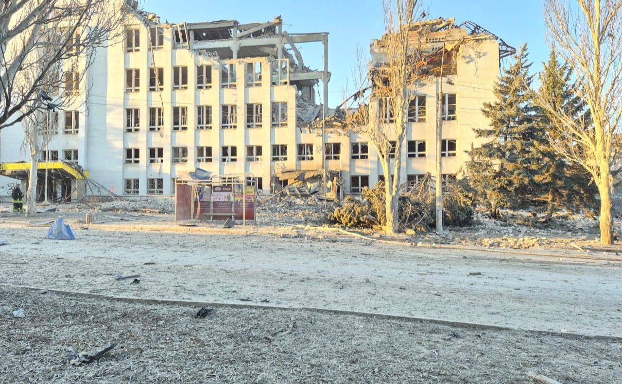 Наслідок ворожого обстрілу в Краматорську знищено будівлю Головпоштамту «Укрпошти». Фото: Укрпошта