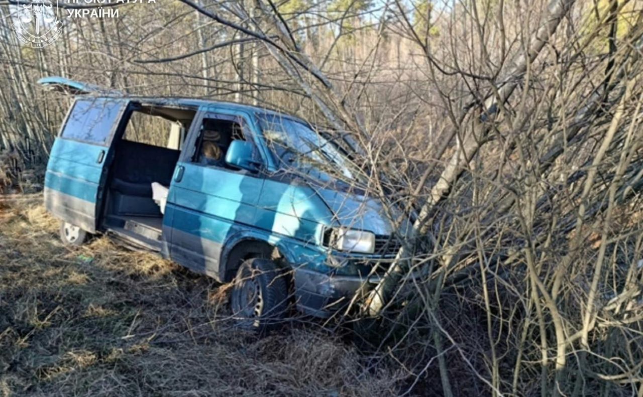 Автомобіль ТЦК та СП з’їхав в кювет. Фото: Офіс Генпрокурора