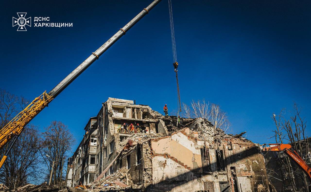 Зруйнований російсько ракетою будинок. Фото: ДСНС Харківщини
