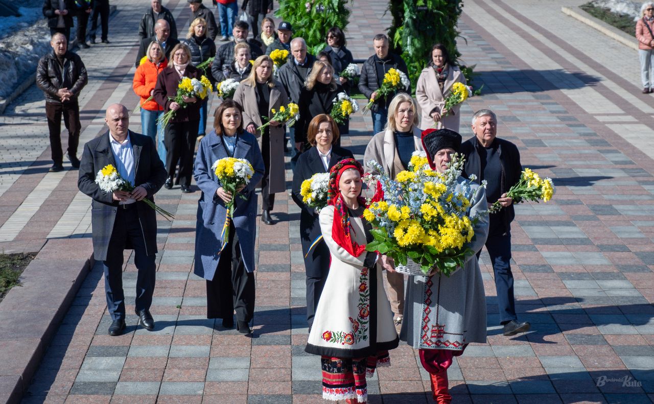 Покладання квітів до пам’ятника Тарасу Шевченку. Фото: Олексій Самсонов