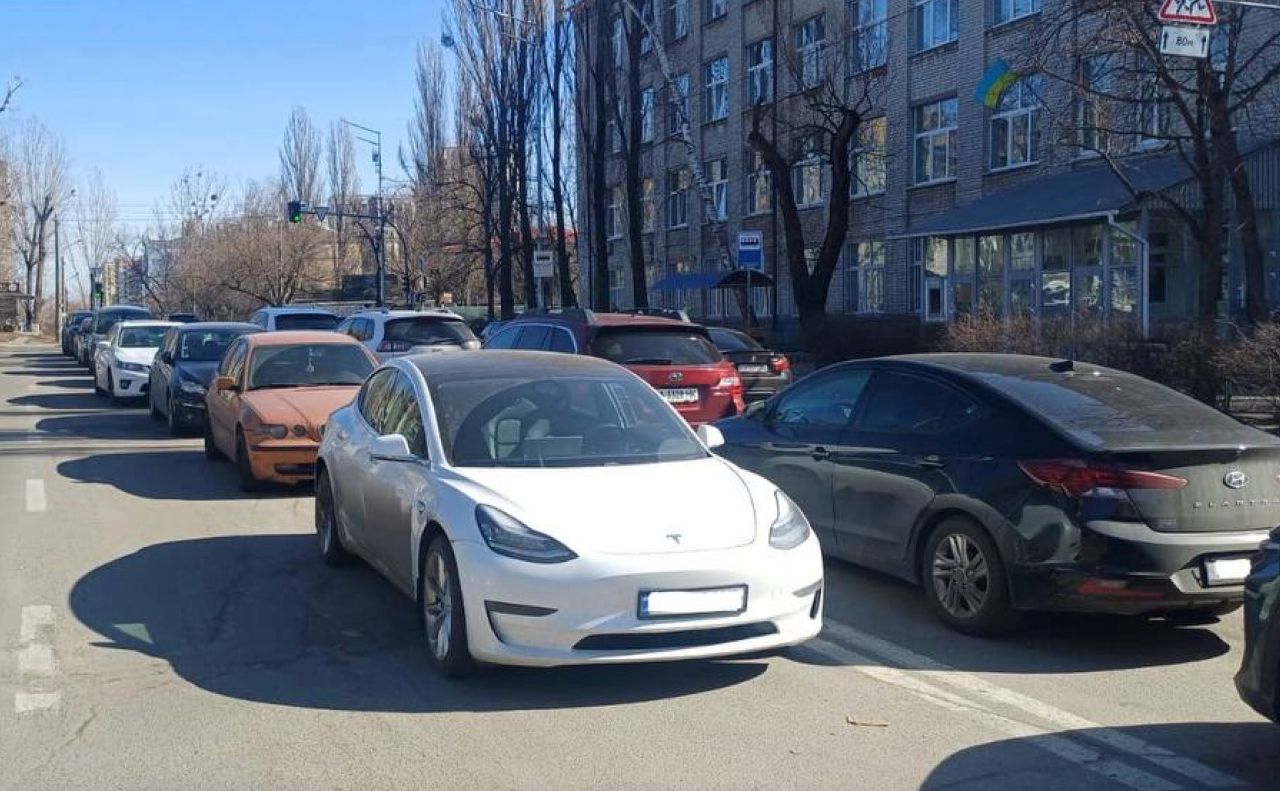 Дворядна парковка на вулиці Гаврилишина. Фото: Департамент територіального контролю