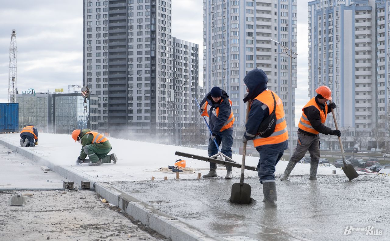 Роботи на шляхопроводі біля метро «Осокорки».Фото: Максим Сосюра