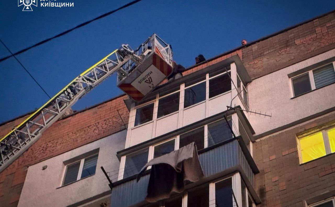 Діти на даху розважались. Фото: ДСНС України