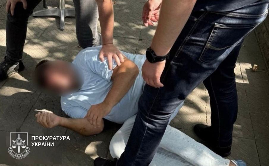 Під час затримання хабарника. Фото: Київська міська прокуратура